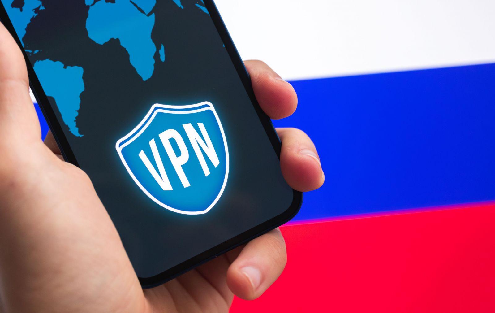 Телефон с включенным VPN на фоне флага России