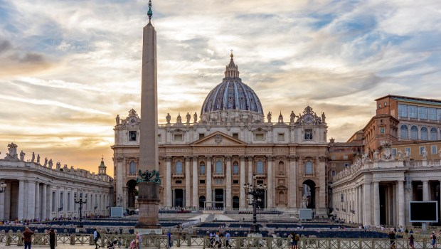 Quyền lực và sự mong manh: Sức mạnh bí ẩn của Vatican