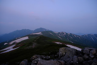 岩山の風景

自動的に生成された説明