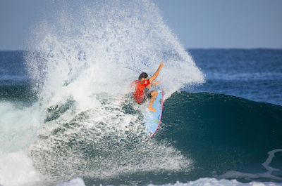 Yago Dora compete com Alejo Muniz em Pipeline pela repescagem (Foto: Tony Heff/World Surf League)