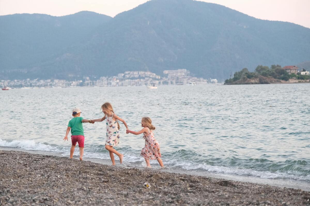Kids playing along the beach
