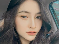 Senyum Manis Gadis dengan Penampilan Menawan