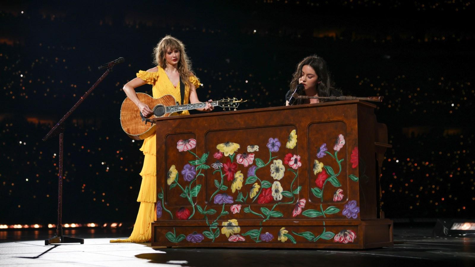 Taylor Swift Surprises Toronto Audience With Gracie Abrams for a Performance of 'Us' - HOME