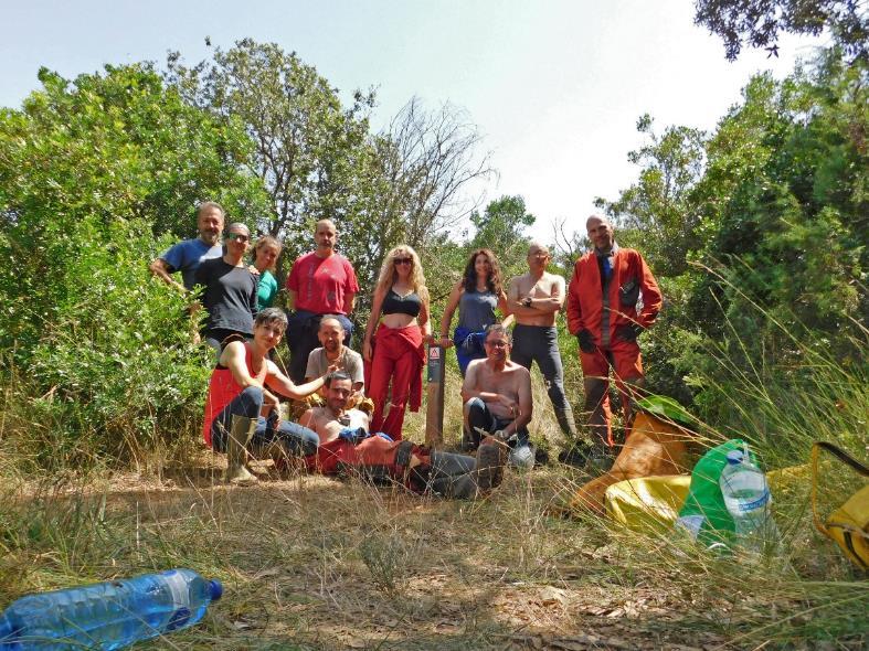 Un grupo de personas en un parque

Descripción generada automáticamente