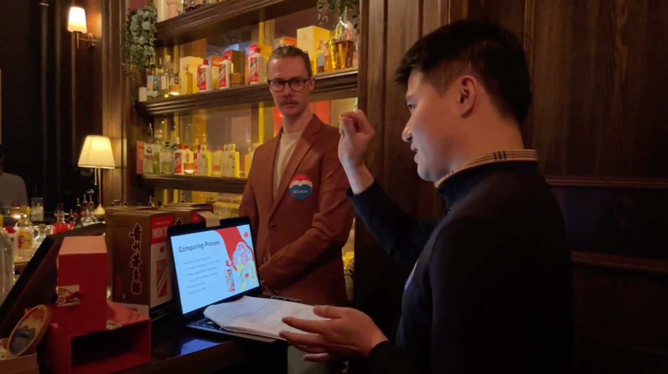 A person looking at a computer

AI-generated content may be incorrect.