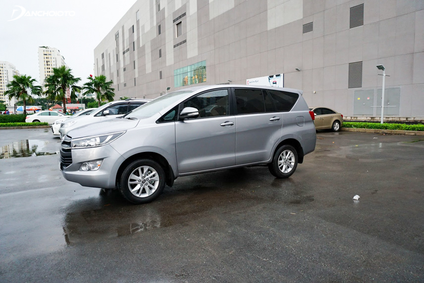 Toyota-Innova-2016-co-kich-thuoc-lon-hon-Kia-Rondo-2016