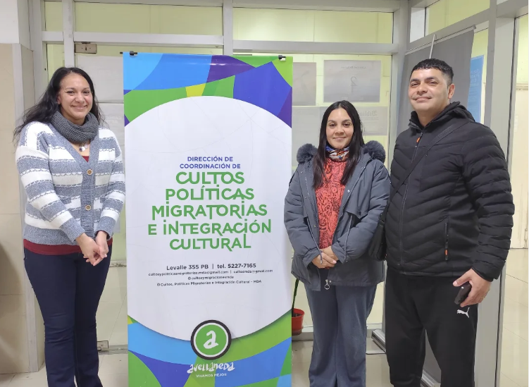 Un grupo de personas posando para la cámara delante de un cartel

El contenido generado por IA puede ser incorrecto.