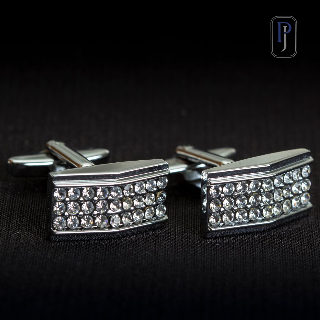 Cufflinks and tie-pins for men in lab-grown diamonds and gold to get a professional and handsome look.
