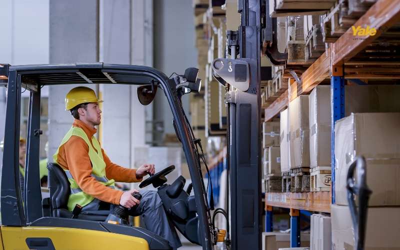 Xe nâng điện làm việc trong môi trường nhà kho