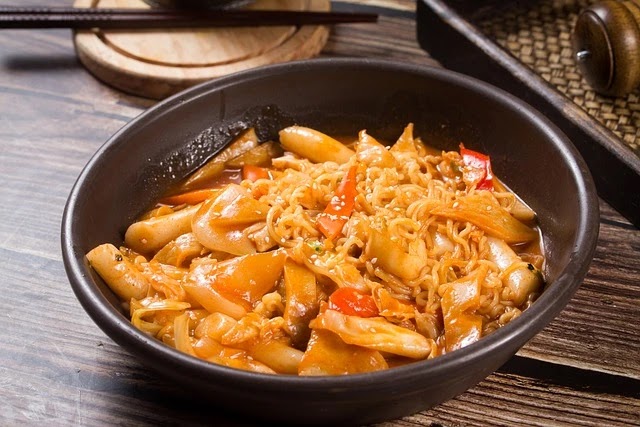 Tteokbokki yang terbuat dari rice cake kenyal dengan saus gochujang ini cocok dijadikan ide jualan makanan online. 
