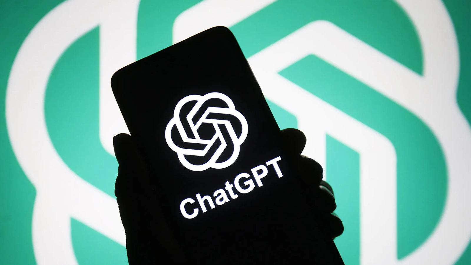 Mano sosteniendo un teléfono móvil con el logo de Chatgpt en la pantalla.