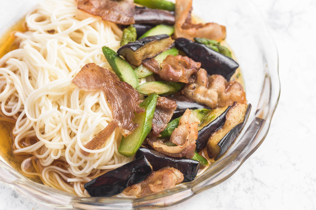 食欲そそる夏のごちそう！「豚肉となすのぶっかけそうめん」