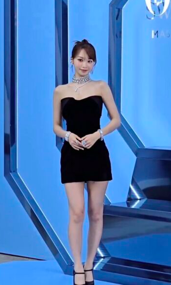 This containan image of  LE SSERAFIM Chaewon at  the Swarovski event putting on a black dress
