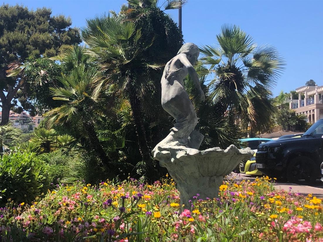 A statue in a garden

Description automatically generated