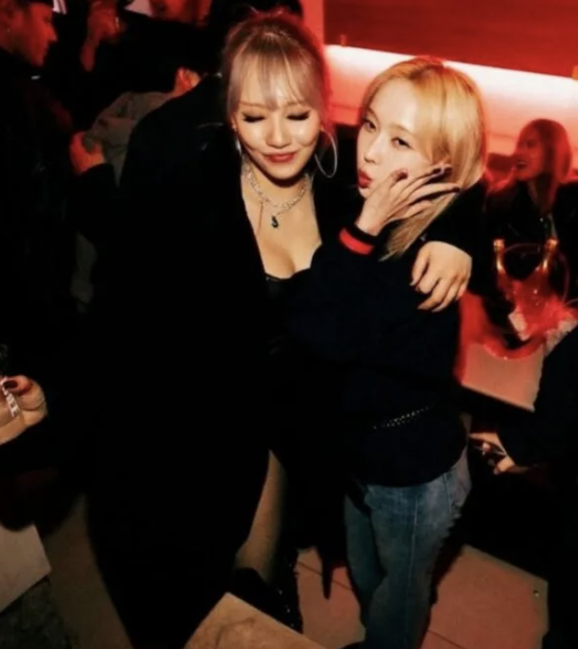 A picture of aespa's Winter and 2NE1 at a welcome back party