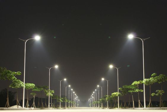 the image displays a solar street lamp