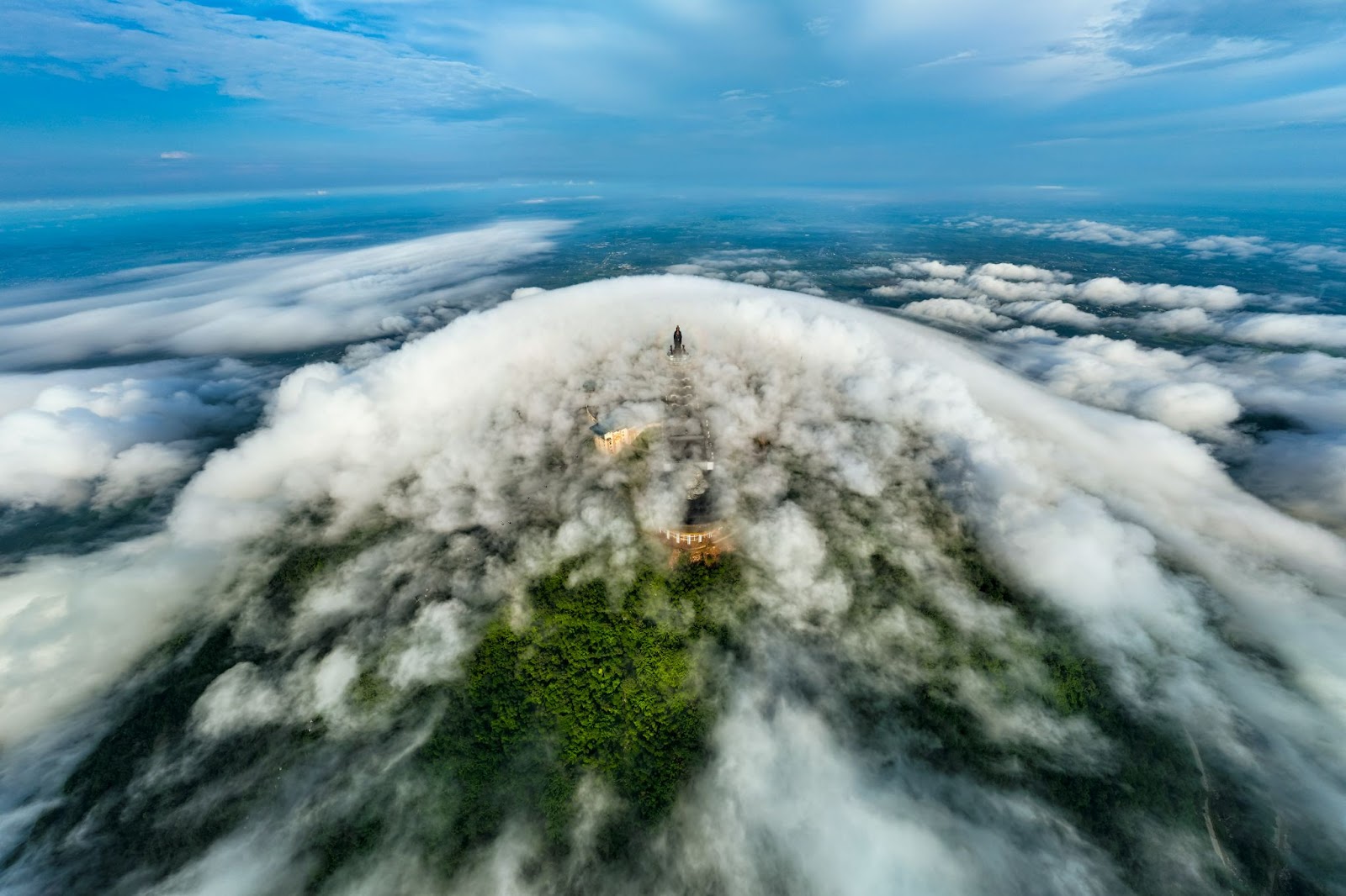 Núi Bà Đen (Tây Ninh) nhìn từ phía Hồ Dầu Tiếng.