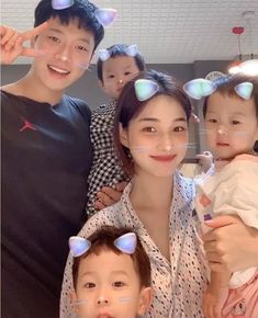 A picture of Yulhee and FTISLAND's Choi Minhwan and their children taking a selfie 