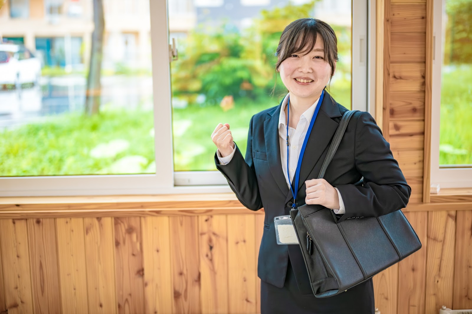 女性向け｜就活スーツの色マナー＆小物コーデのポイント