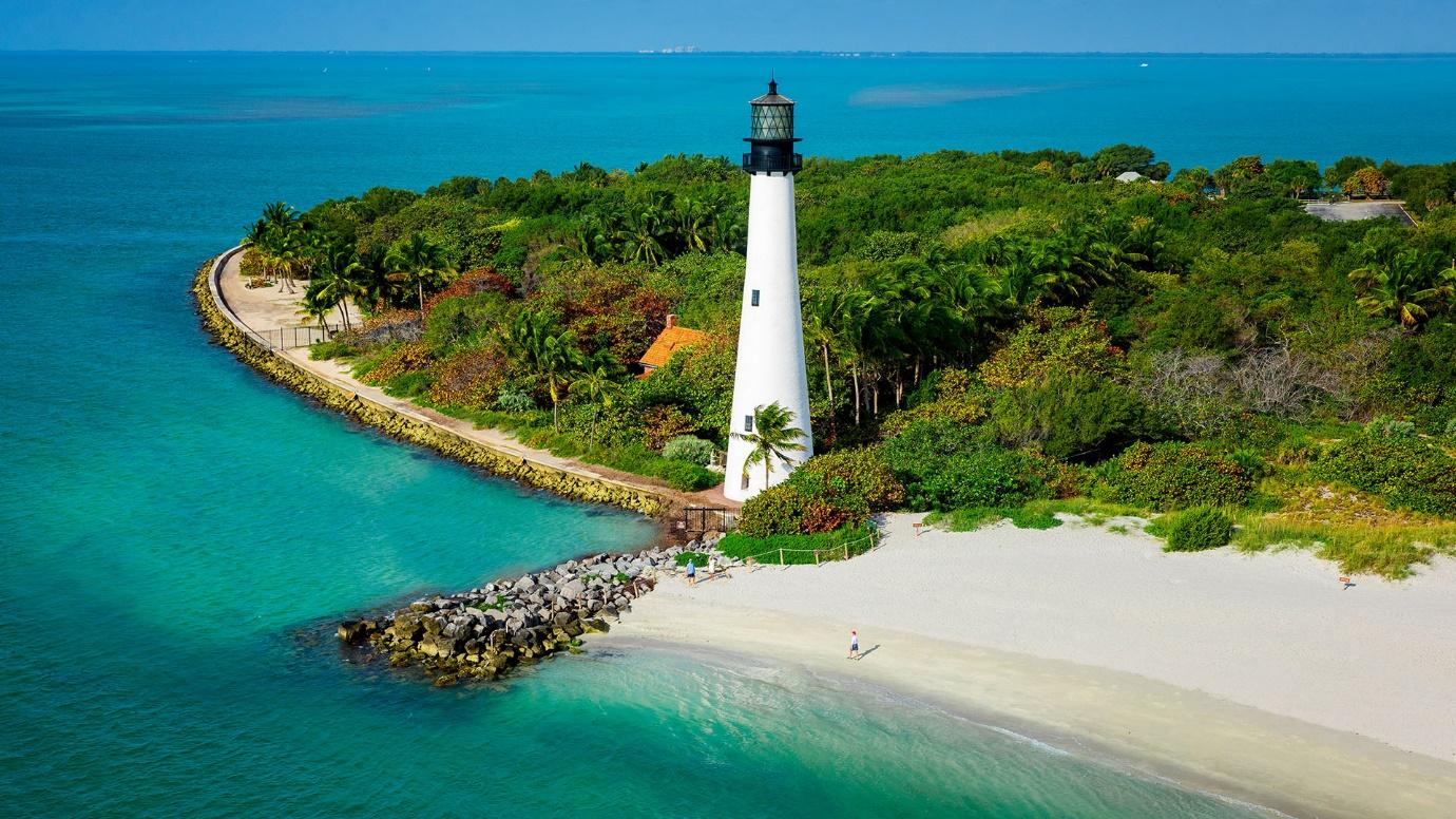 Lighthouse in Bill Baggs Cape Florida State Park, Key Biscayne, Florida,  USA | Windows Spotlight Images