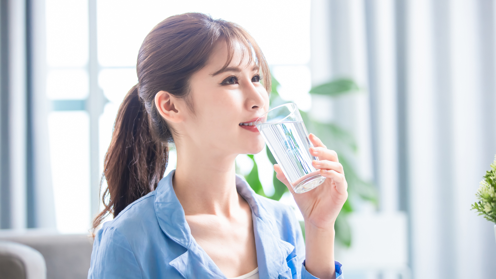 Seseorang sedang meminum air putih/Sumber: Canva