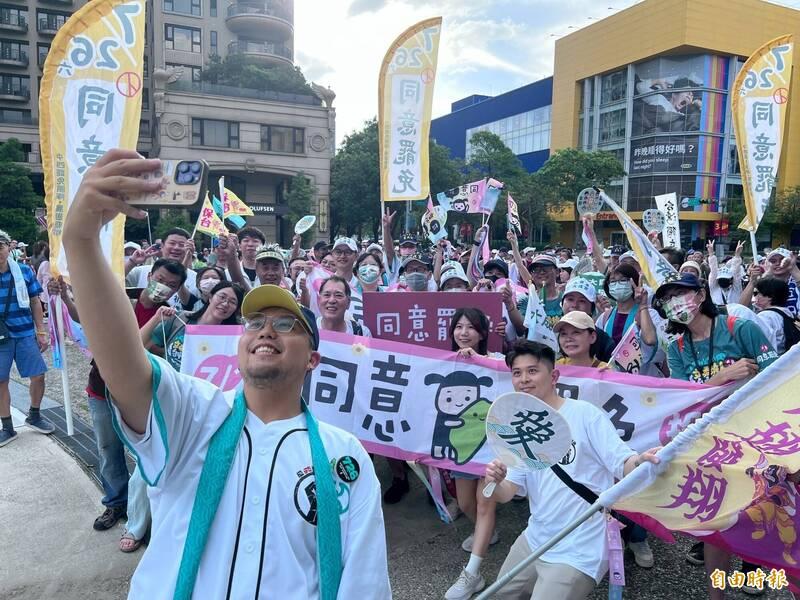 台中6罷團從文心森林公園出發與反共護台晚會集結。（記者廖耀東攝）