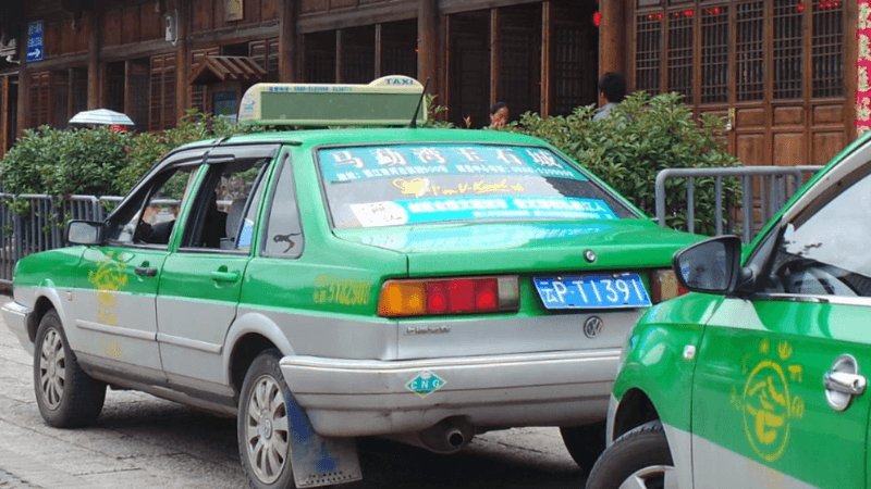 Di chuyển đến Lệ Giang cổ trấn bằng taxi