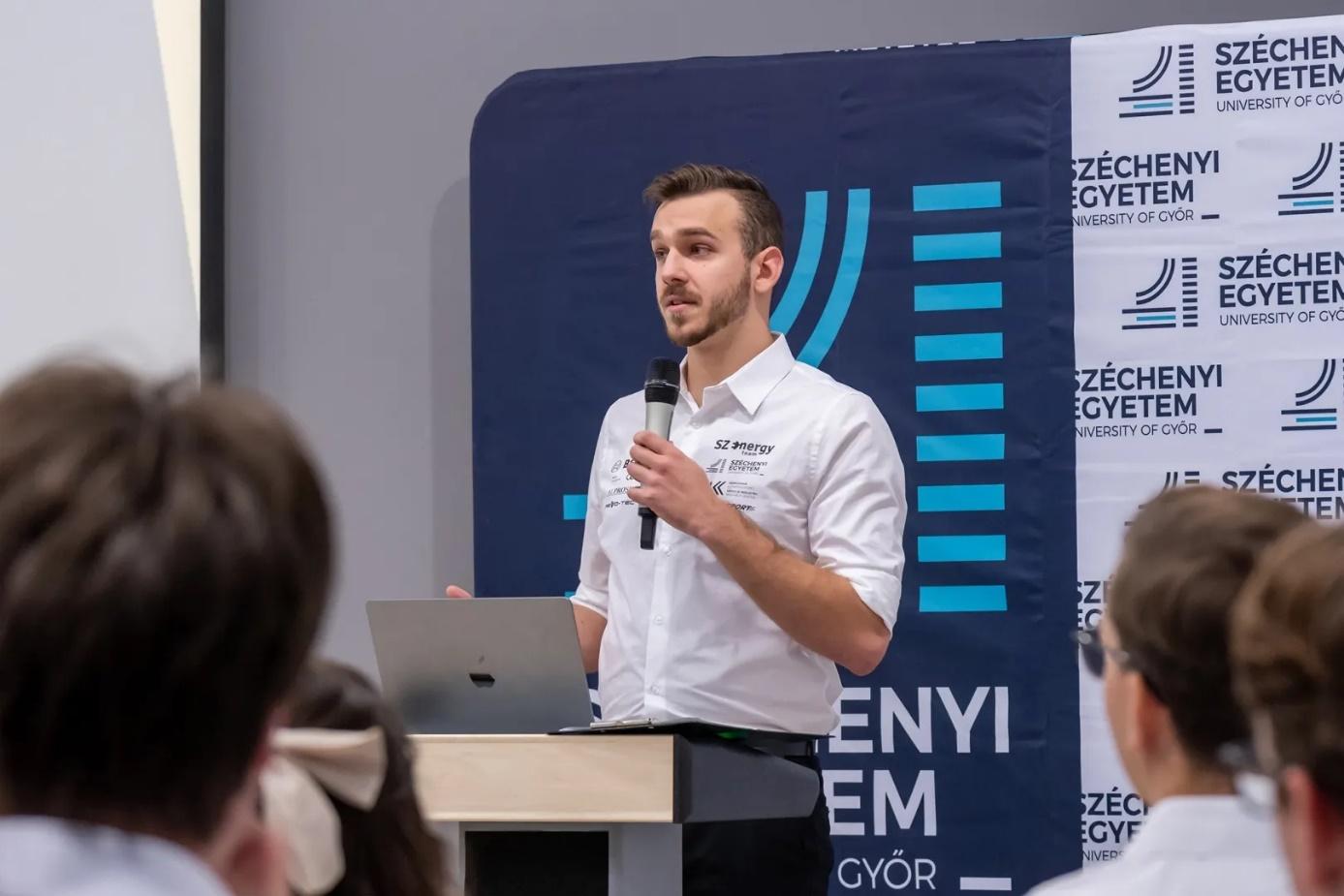 A képen Emberi arc, ruházat, személy, szöveg látható

Automatikusan generált leírás