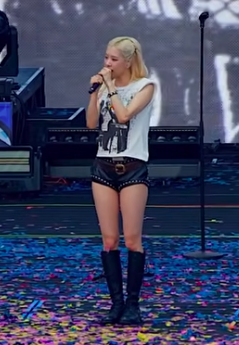 This contains an image of BLACKPINK Rosé 