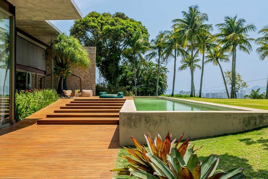 Residência sofisticada com paisagismo de Burle Marx e vista espetacular no Joá. Área externa aconchegante e piscina