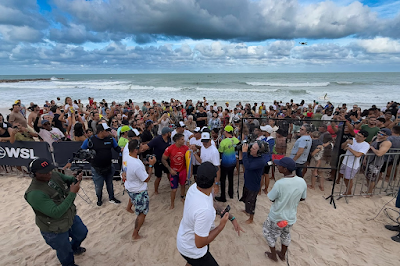 Italo Ferreira retornando a arena do evento depois de estrear com vitória (Foto: Aleko Stergiou / WSL Latam)