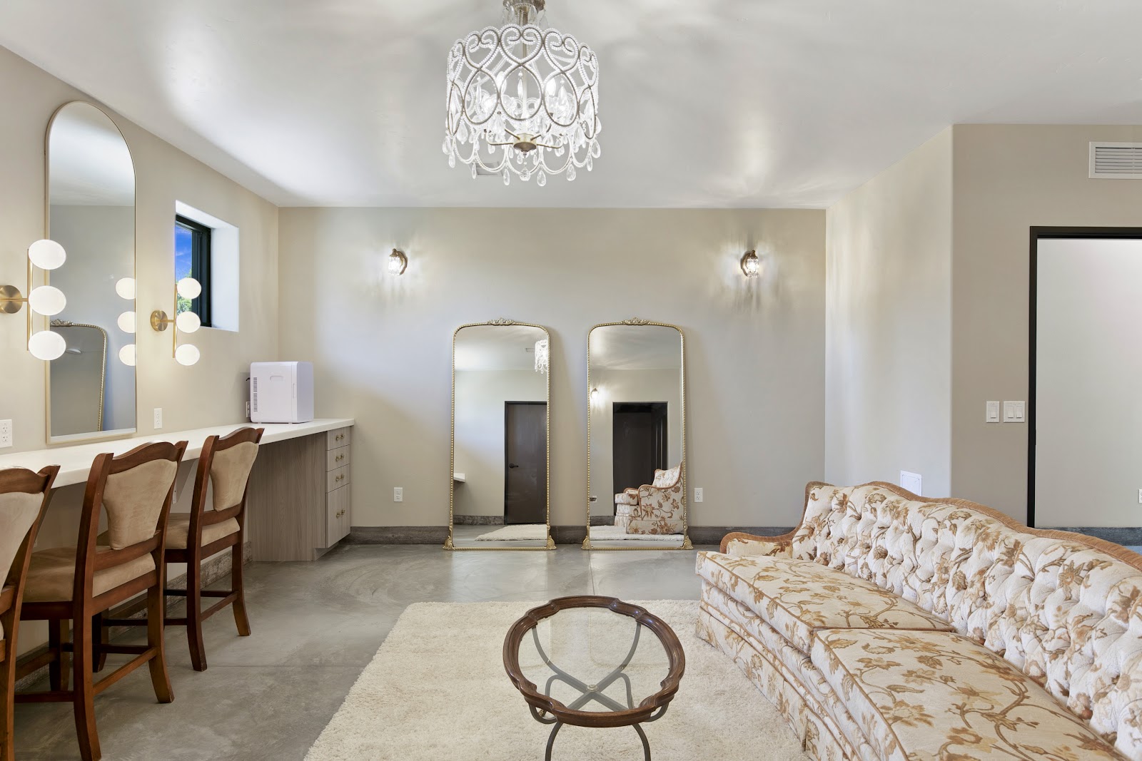 Bridal Suite at Rustic Daisy Wedding barn venue near me bridal suite rustic daisy