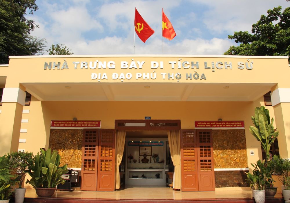 Địa đạo Phú Thọ Hoà là một địa điểm tham quan đặc sắc gần Nhà thiếu nhi (Ảnh: Sưu tầm Internet)