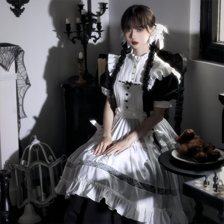ダークな雰囲気のゴスロリ要素を取り入れたゴスロリ系メイド服の画像