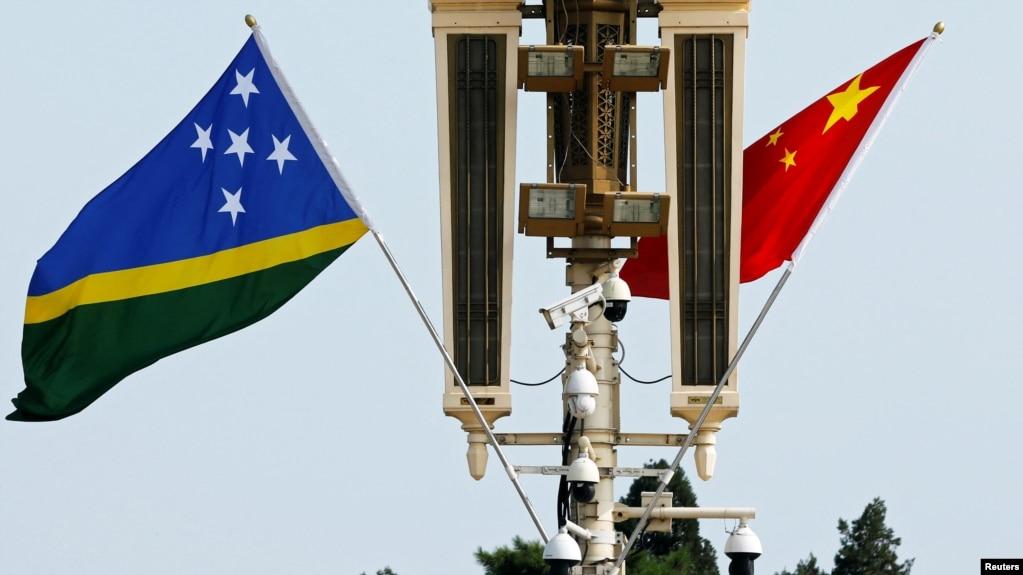 在中国首都北京天安门附近悬挂的所罗门群岛和中国国旗。(资料照片:2023年7月11日)