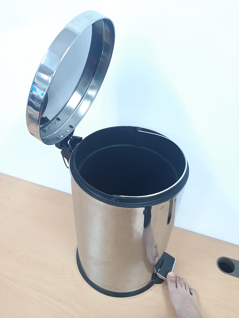 Thùng rác Inox đạp chân - Vệ sinh tối ưu cho không gian quán cafe