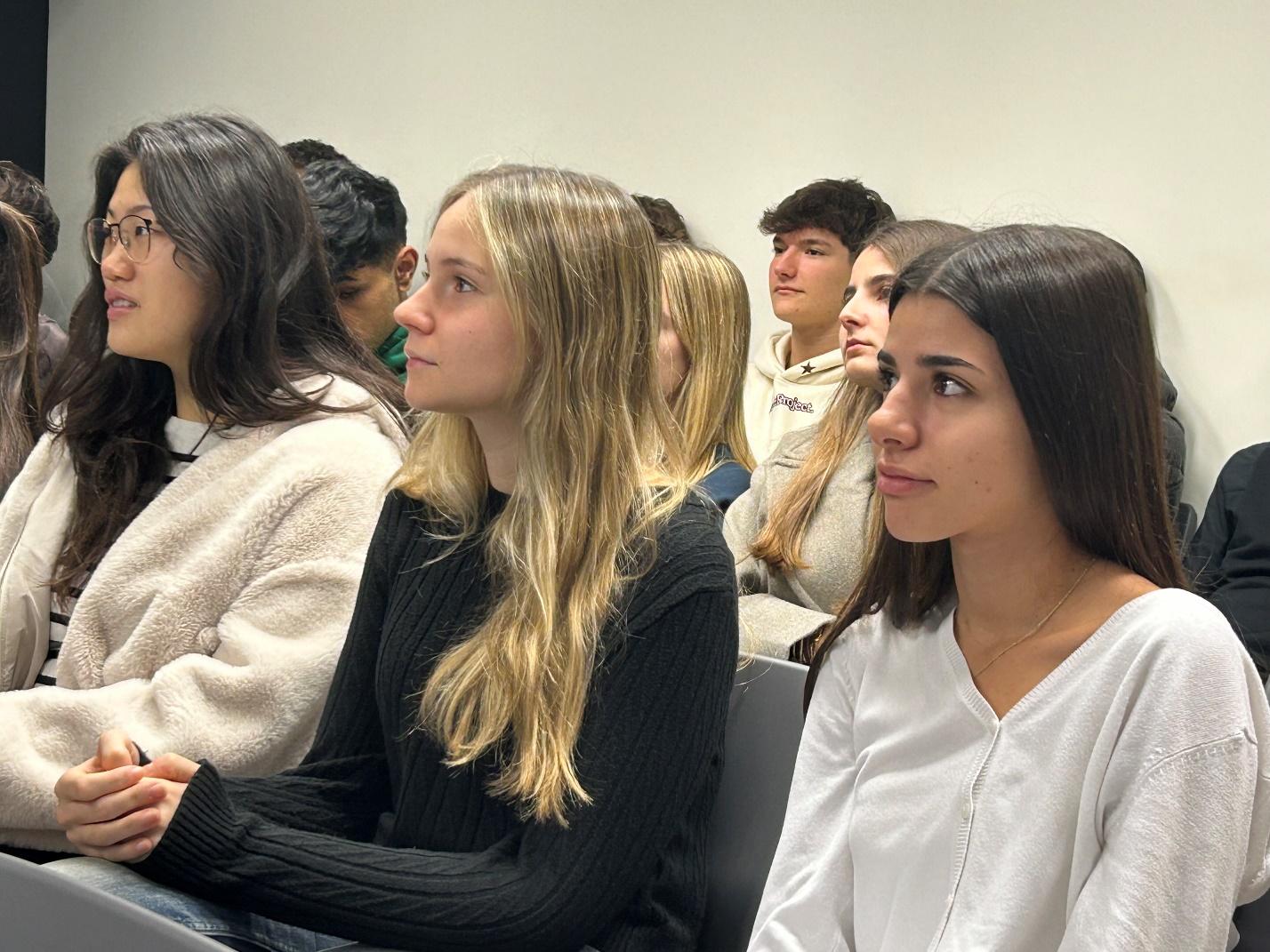 Un grupo de personas haciendo gestos con la cara de una mujer

Descripción generada automáticamente