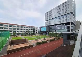 A building with a lawn and a large screen

AI-generated content may be incorrect.