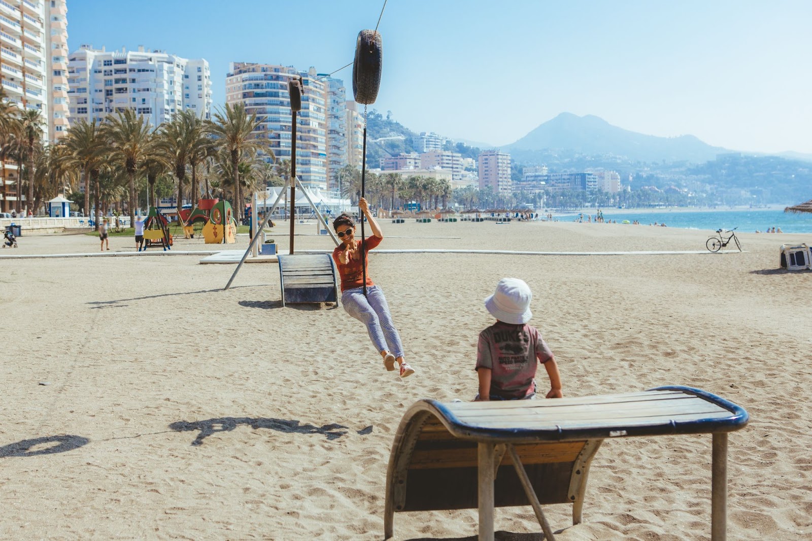 La playa de la Malagueta es perfecta para disfrutar de un día de sol y mar en Málaga con niños