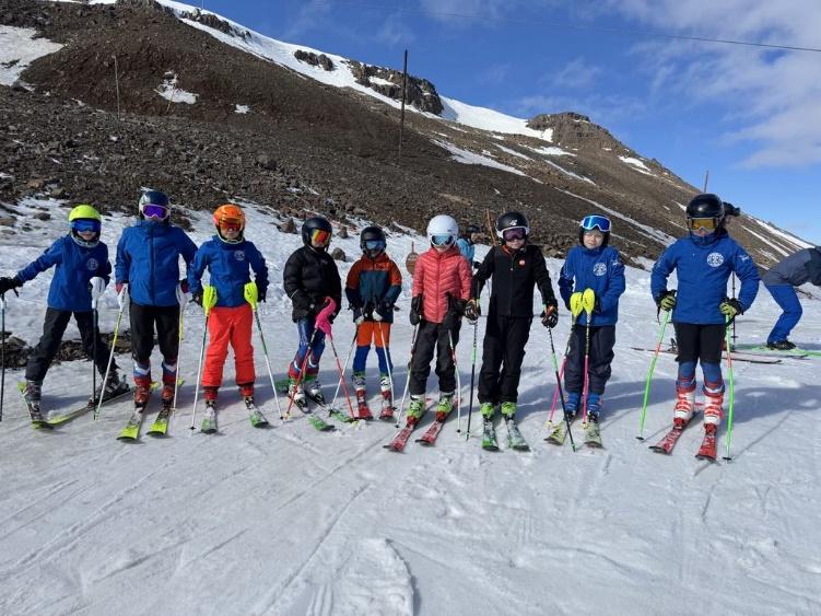 A group of people on skis
AI-generated content may be incorrect.