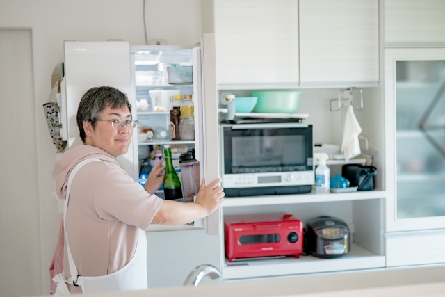 冷蔵庫を開ける男性