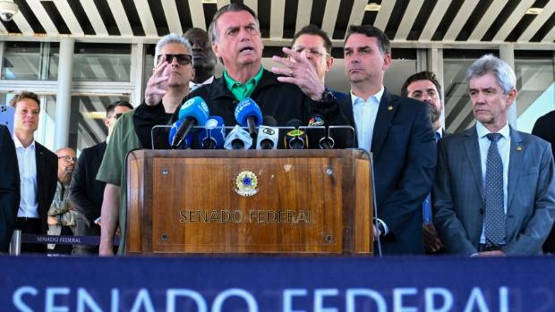 Homem de terno e gravata

O conteúdo gerado por IA pode estar incorreto.