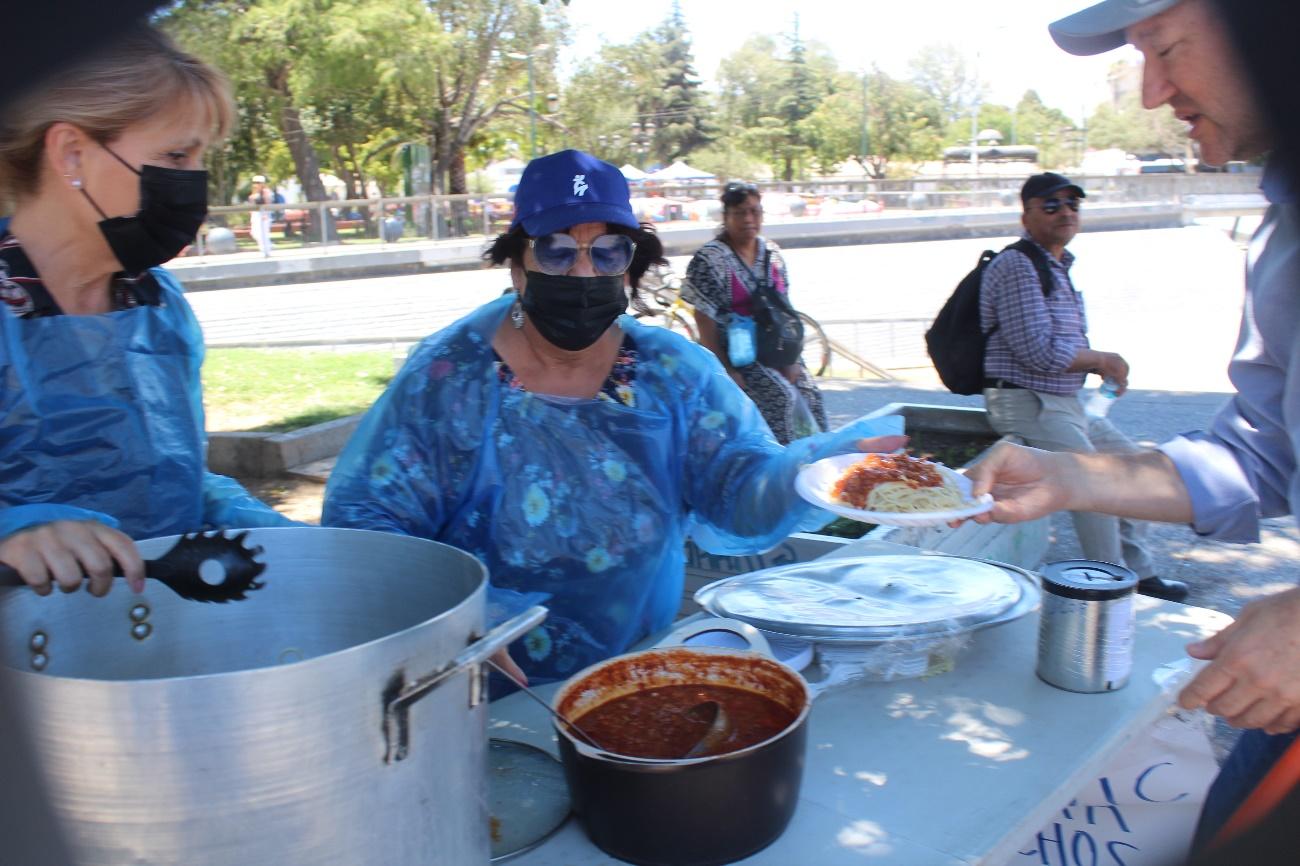 Personas preparando comida en una mesa

Descripción generada automáticamente con confianza media