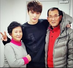 This contain a puture of Kim Jaejoong and his parent