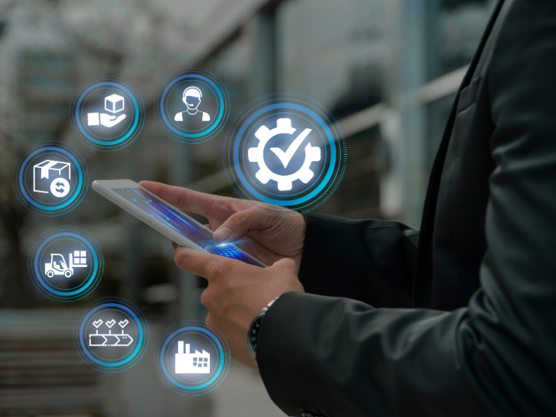 Profissional com tablet interagindo com ícones digitais de automação e gestão de processos