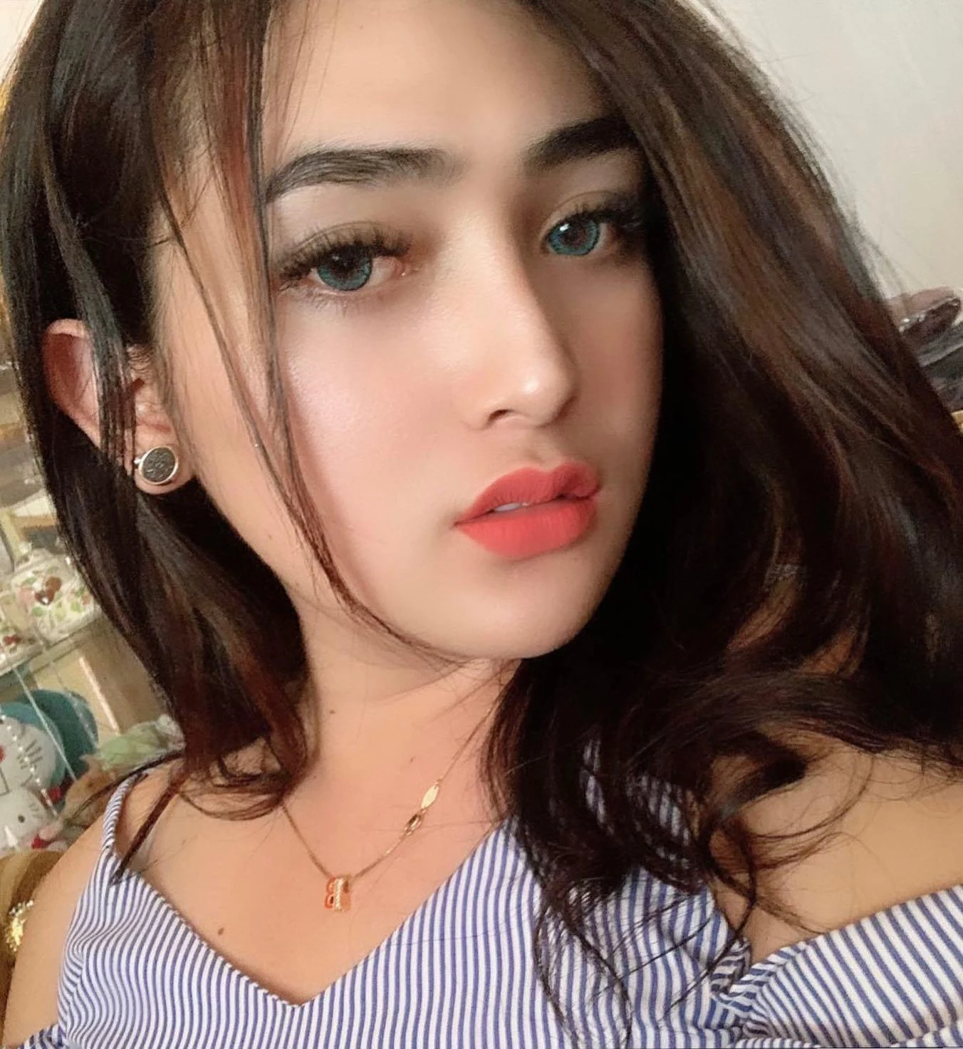 Cewek Cantik Membuat Mata Tak Mau Berkedip, cewek cantik, tatapan memukau, gadis memesona