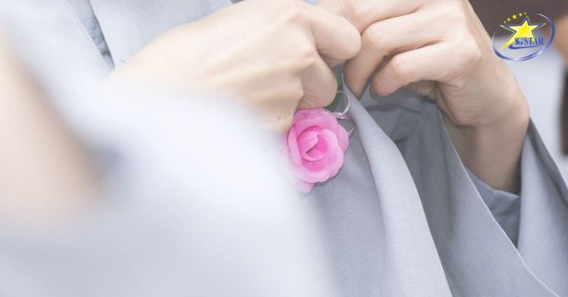 Hoa hồng nhạt với ý nghĩa trân trọng người còn sống cũng như sự biết ơn về người đã khuất
