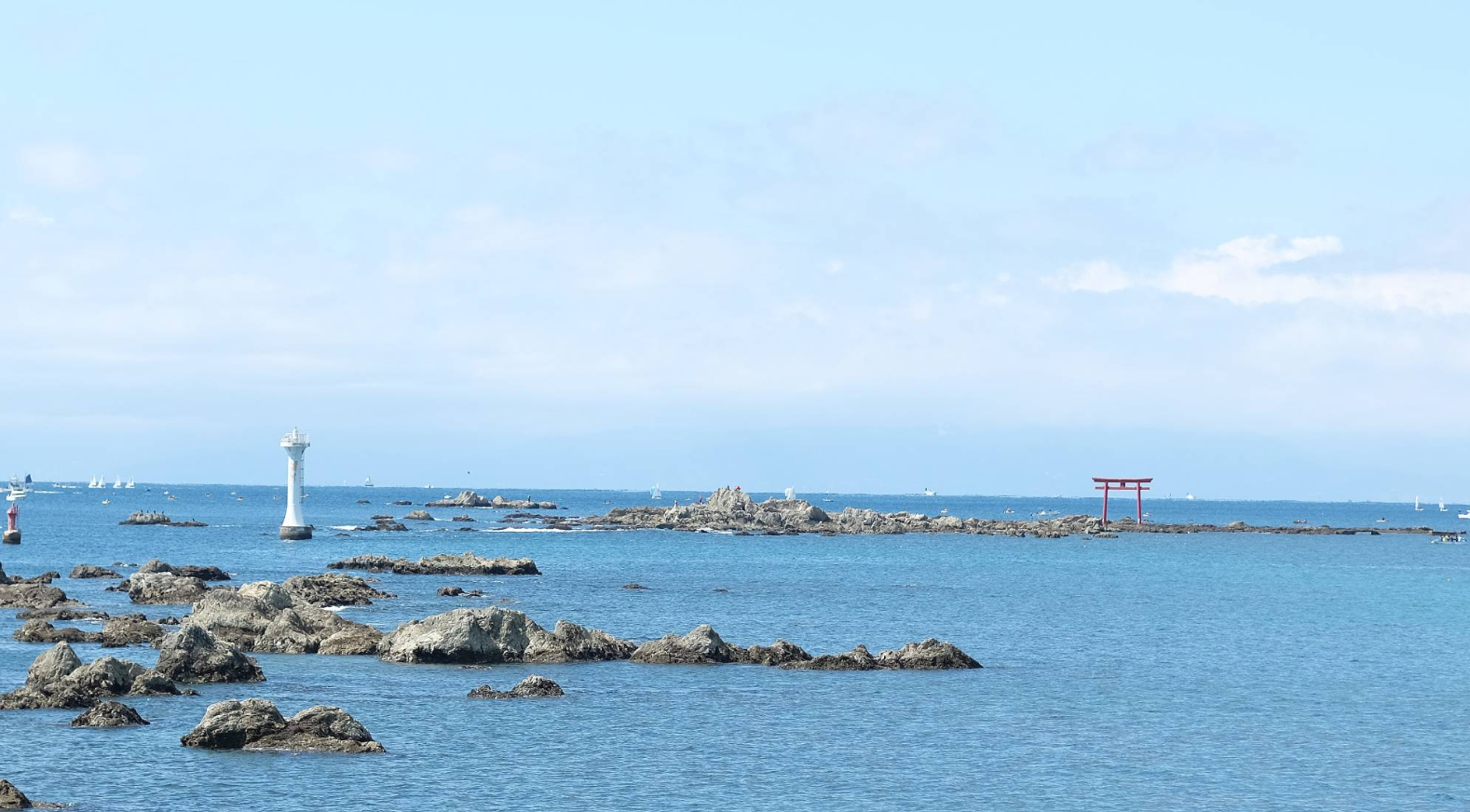 海に浮かんでいる船

自動的に生成された説明