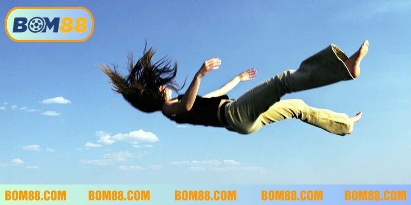 Nếu bị người khác kéo xuống vực là điềm dữ