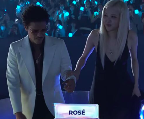 This contains an image of BLACKPINK's Rosé and Bruno Mars 